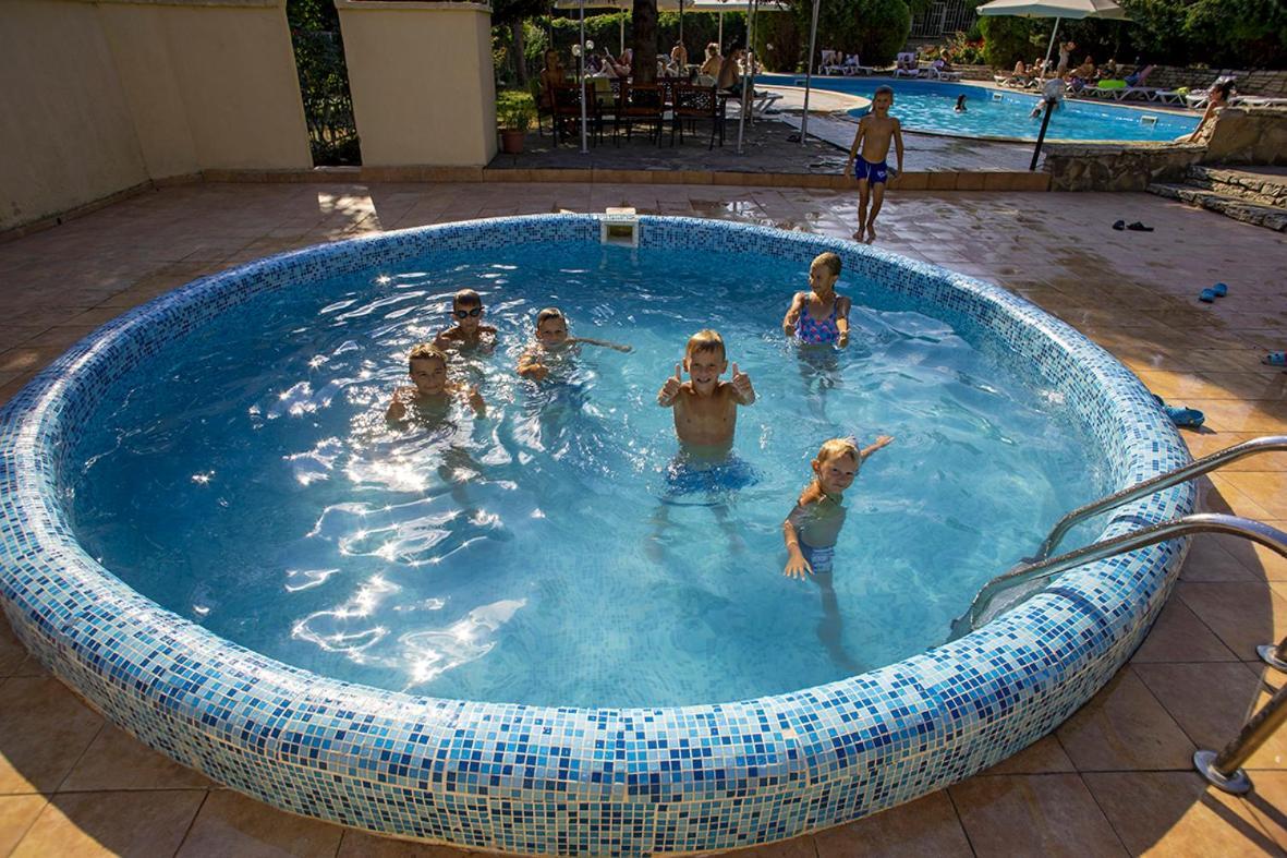 Hotel Naslada バルチク エクステリア 写真